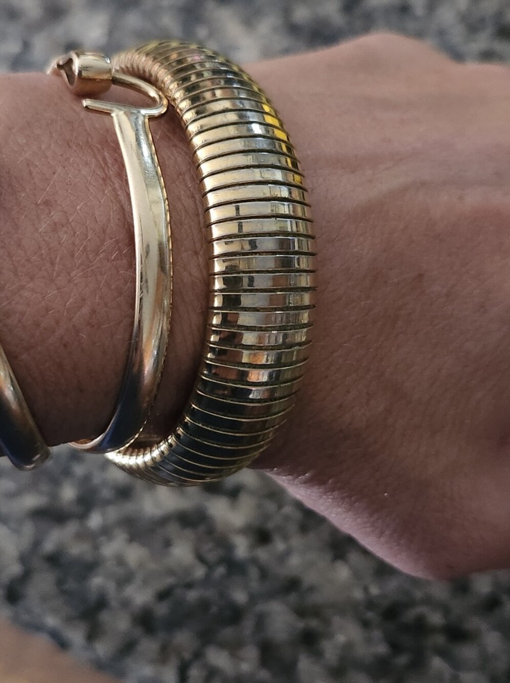 Elegant Gold Tone Ribbed Stretch Bangle Bracelet - Picture 8 of 12